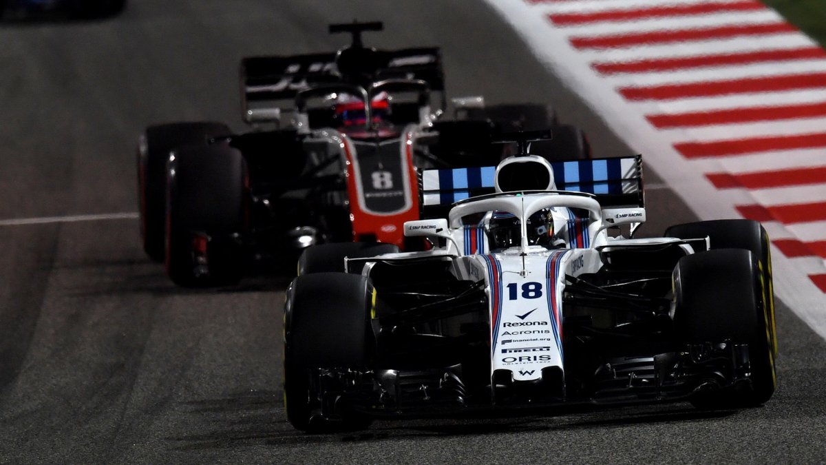 Lance Stroll a Romain Grosjean v závodě v Bahrajnu