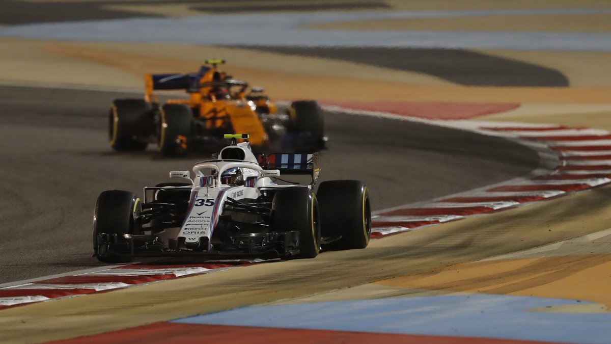 Sergej Sirotkin v závodě v Bahrajnu