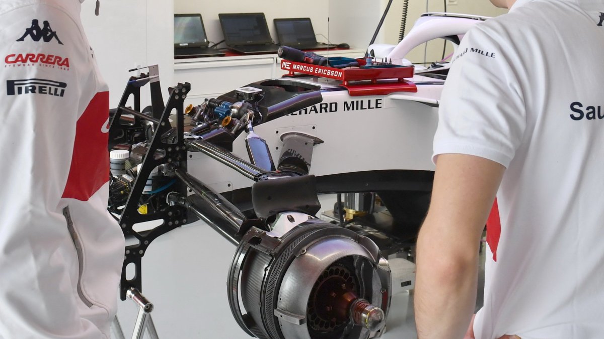 Detail předního zavěšení vozu Sauber C37 - Ferrari v tréninku ve Španělsku