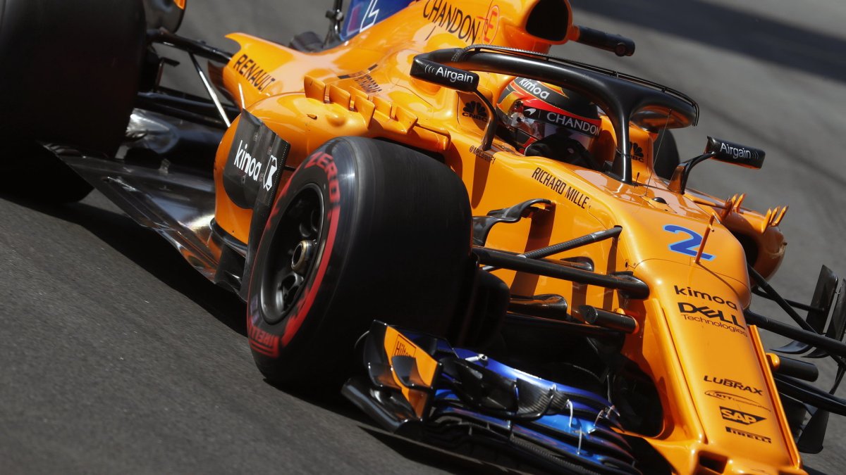 Fernando Alonso s novým předním křídlem v tréninku ve Španělsku