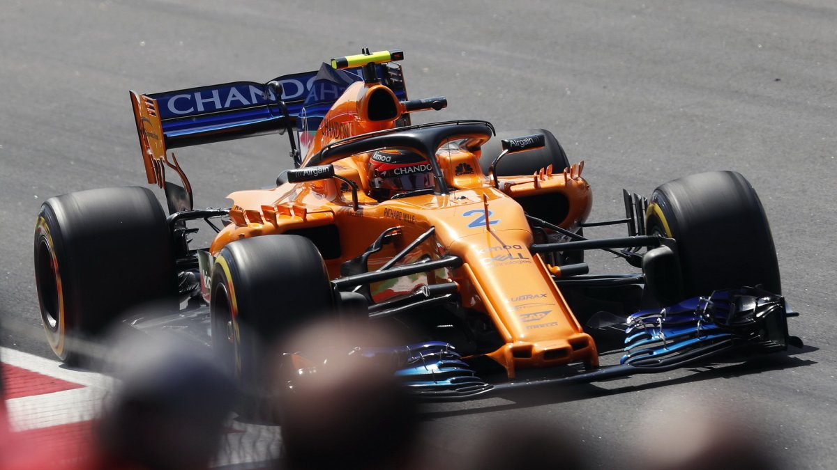 Stoffel Vandoorne s novým předním křídlem v tréninku ve Španělsku