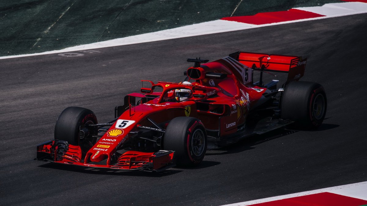 Sebastian Vettel v tréninku ve Španělsku