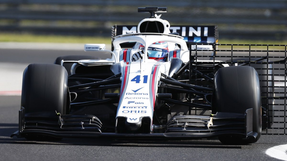 Oliver Rowland s přední křídlem se specifikací pro rok 2019 apři sezónních testech v Maďarsku