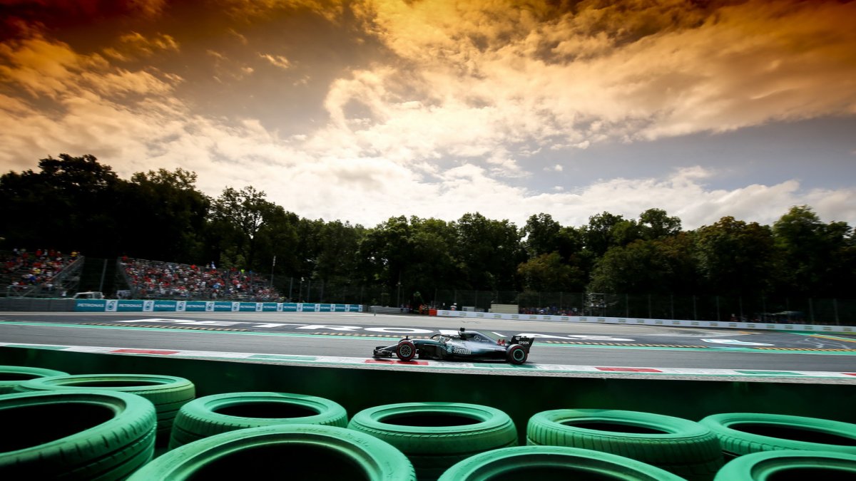 Lewis Hamilton v závodě v Monze