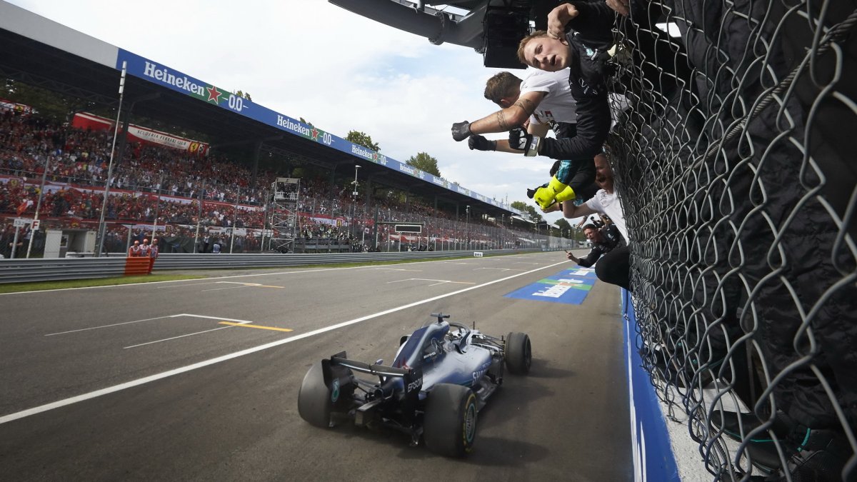 Lewis Hamilton v cíli závodu v Monze