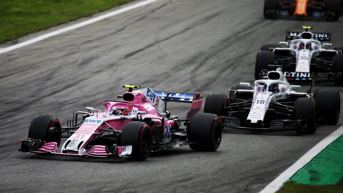 Esteban Ocon před vozy Williams v závodě v Monze