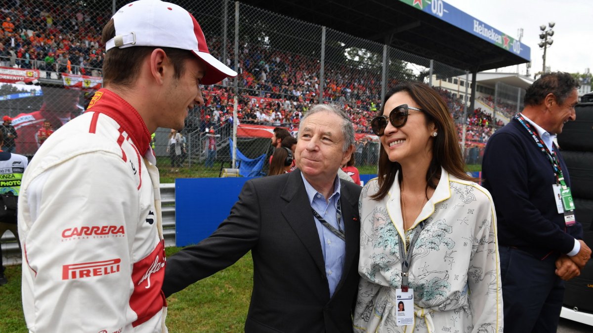 Charles Leclerc a Jean Todt před závodem v Monze