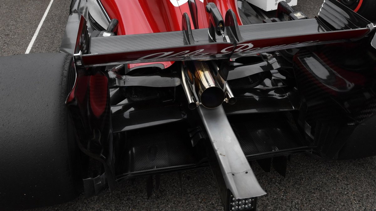 Výfuk a zadní křídlo vozu Sauber před závodem v Monze