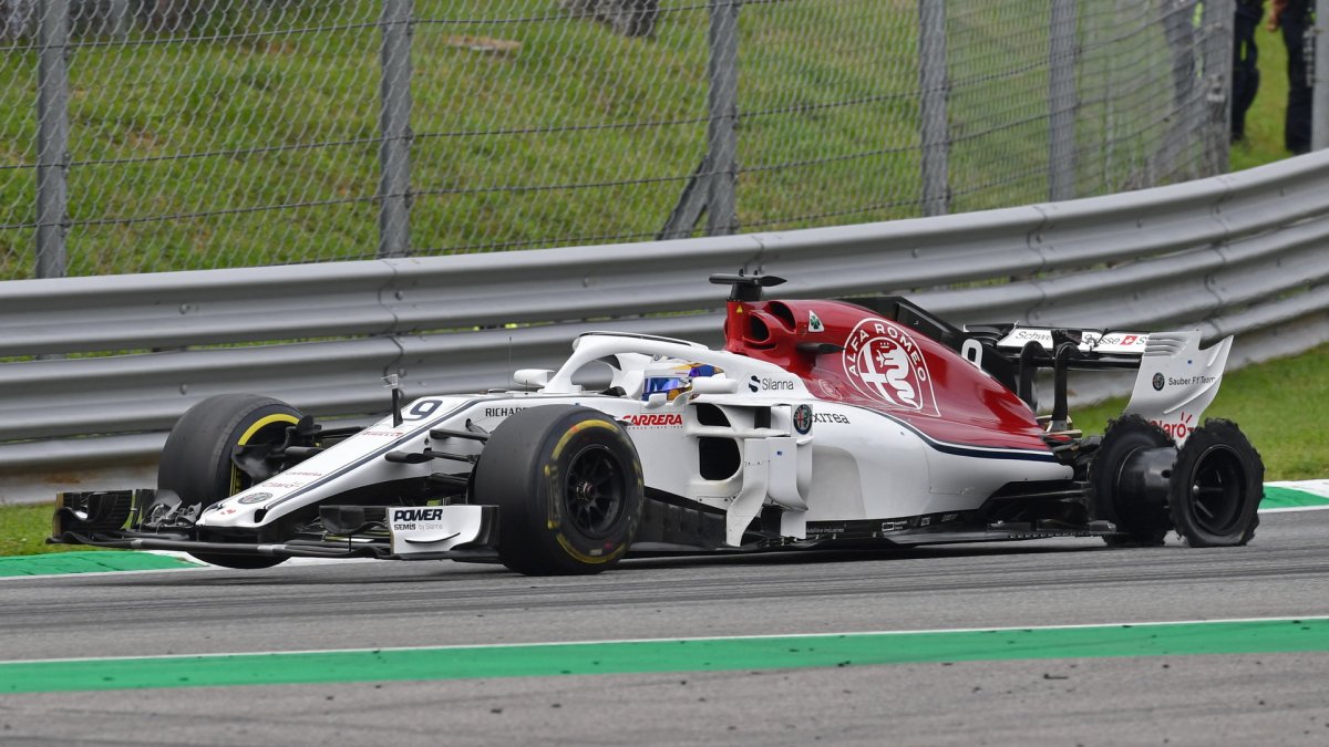Marcus Ericsson s protrženou zadní pneumatikou v závodě v Monze