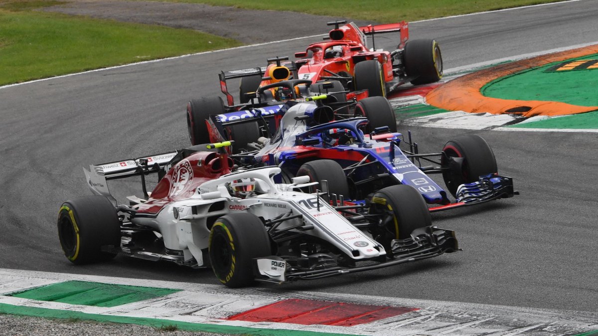 Charles Leclerc a Pierre Gasly v závodě v Monze