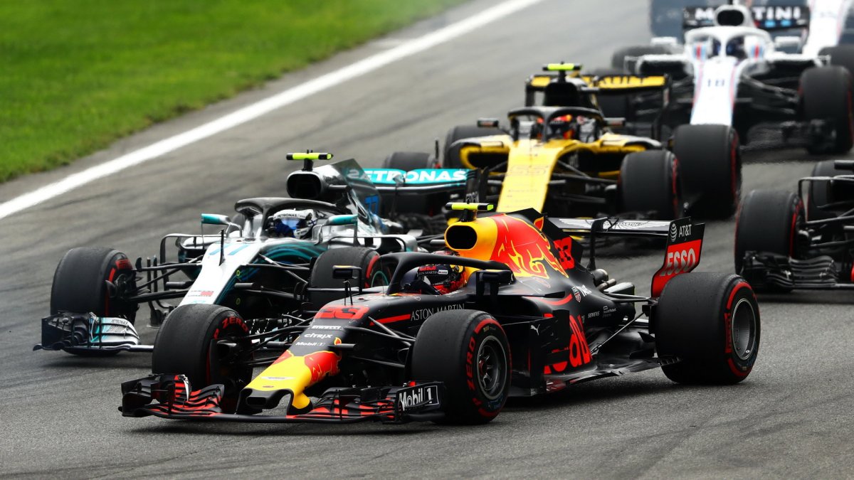 Max Verstappen a Valtteri Bottas při startu závodu v Monze