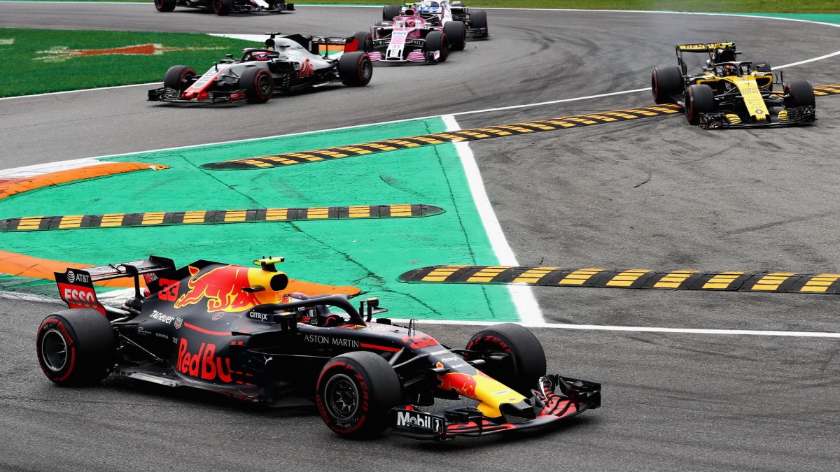 Max Verstappen v závodě v Monze