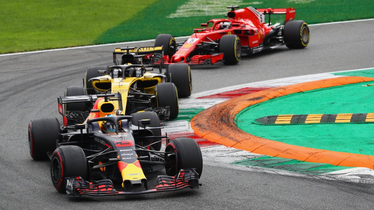Daniel Ricciardo, Nico Hülkenberg a Sebastian Vettel v závodě v Monze