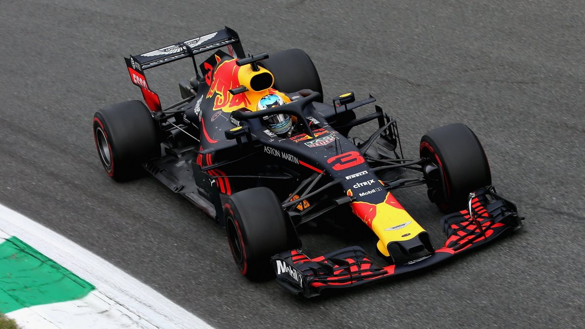Daniel Ricciardo v závodě v Monze