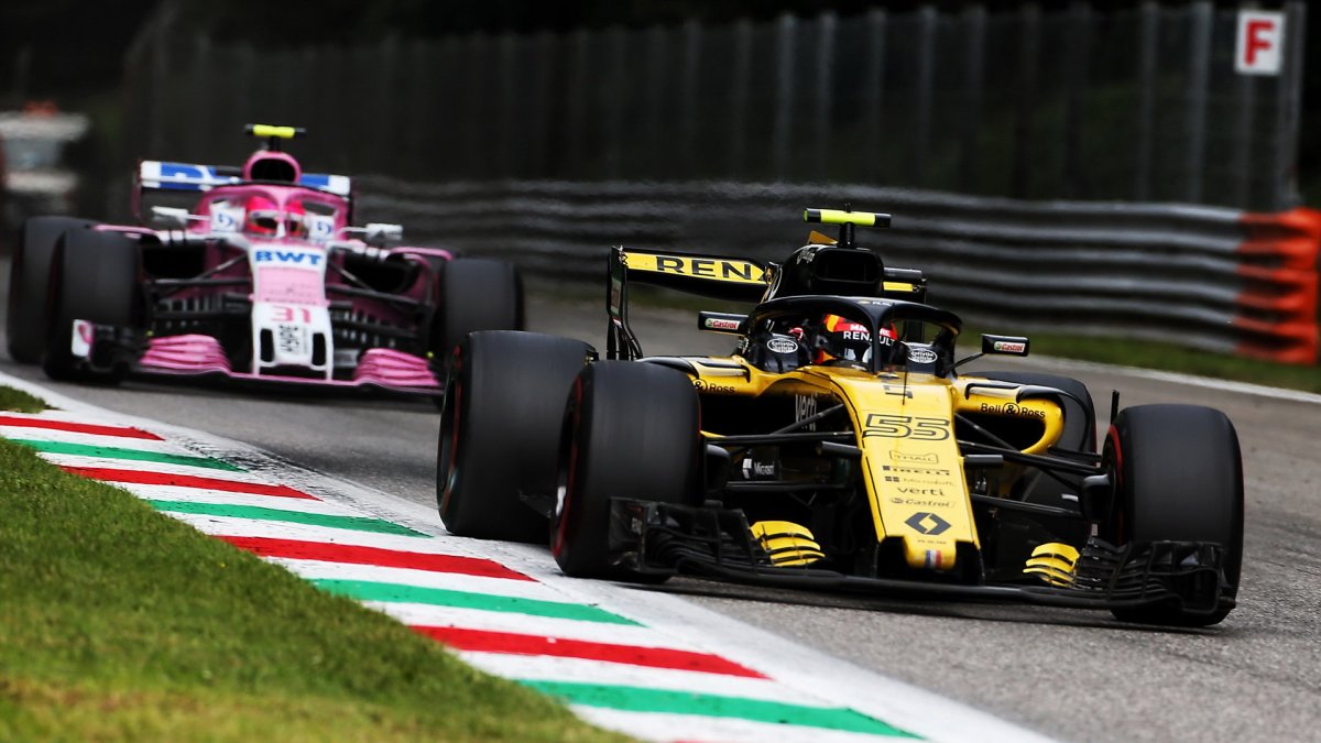 Carlos Sainz a Esteban Ocon v závodě v Monze