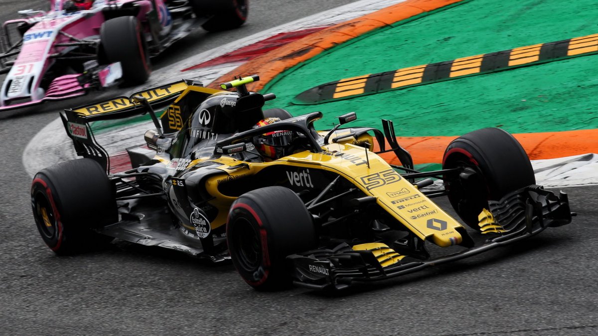 Carlos Sainz v závodě v Monze