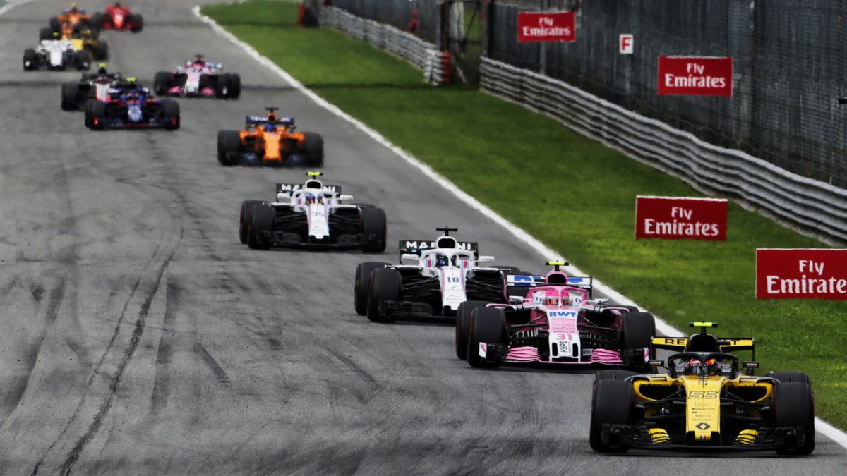 Carlos Sainz v závodě v Monze