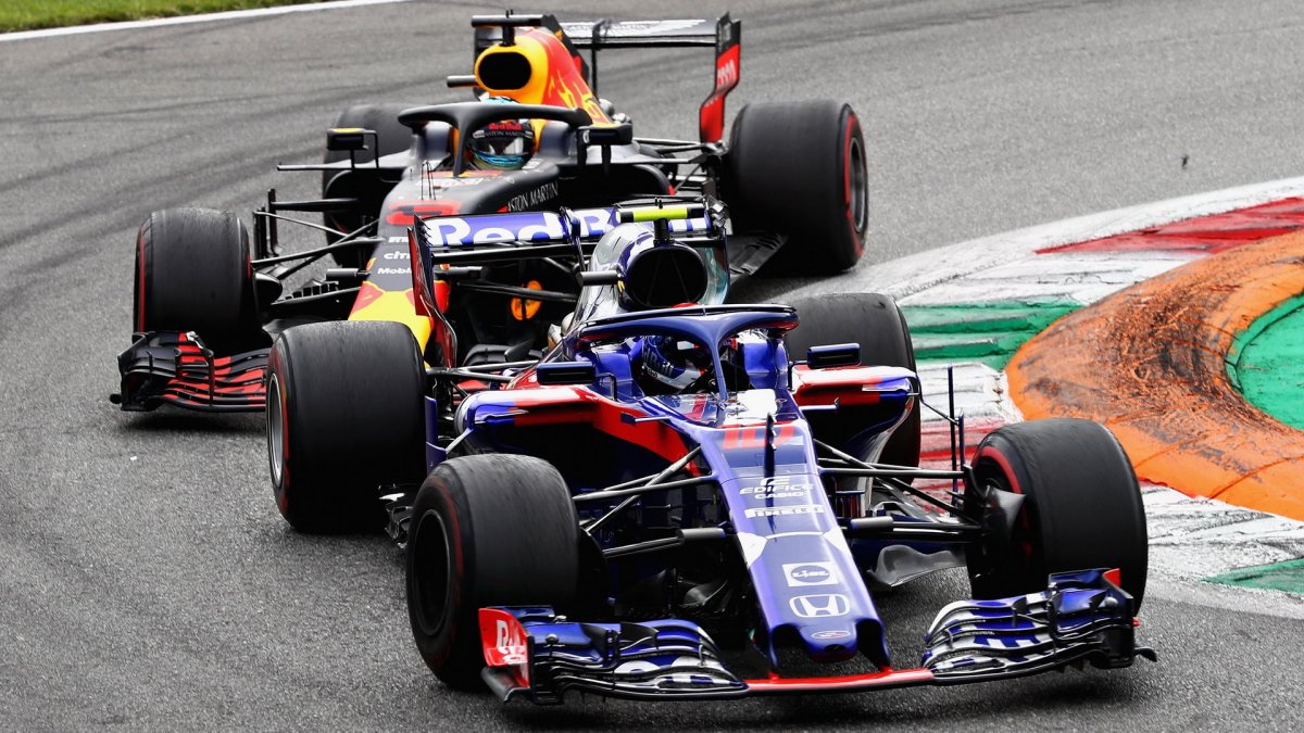 Pierre Gasly a Daniel Ricciardo v závodě v Monze