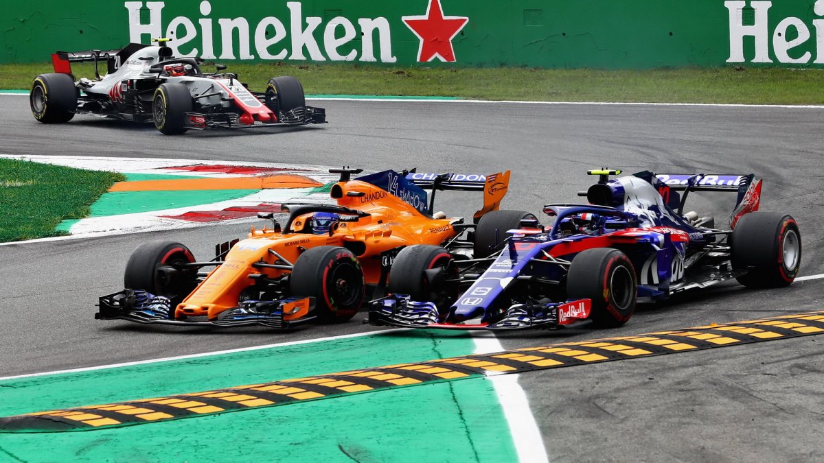Pierre Gasly v souboji s Fernandem Alonsem v závodě v Monze