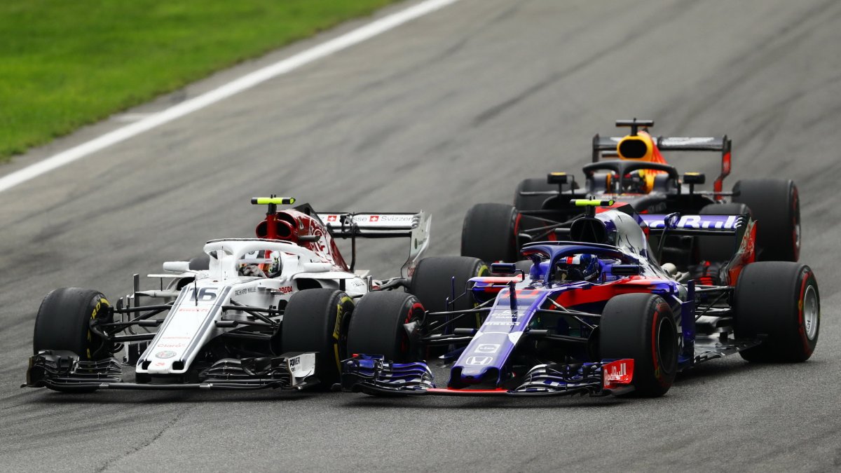 Pierre Gasly a Charles Leclerc v závodě v Monze
