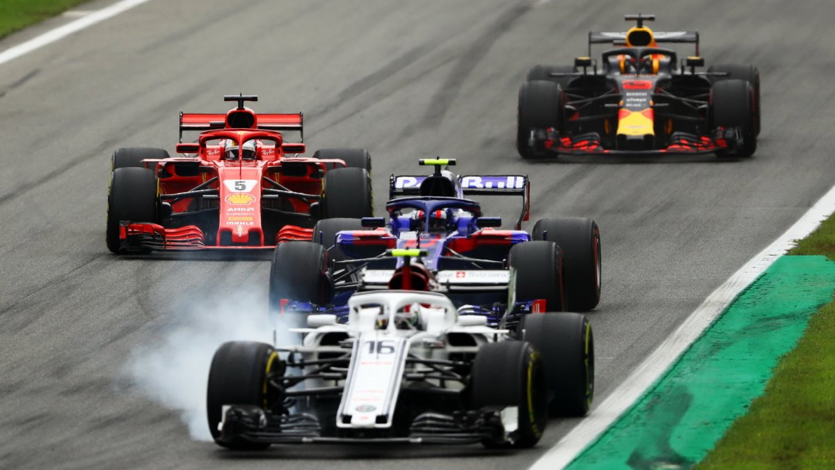 Charles Leclerc, Pierre Gasly a Sebastian Vettel v závodě v Monze