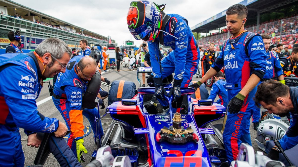Brendon Hartley před závodem v Monze