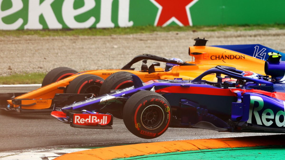 Pierre Gasly v souboji s Fernandem Alonsem v závodě v Monze