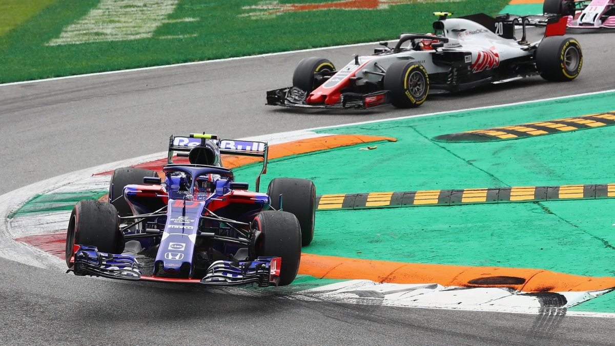 Pierre Gasly a Kevin Mangussen v závodě v Monze