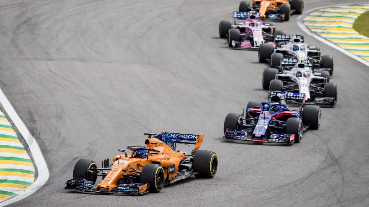 Fernando Alonso a Brendon Hartley v závodě v Brazílii