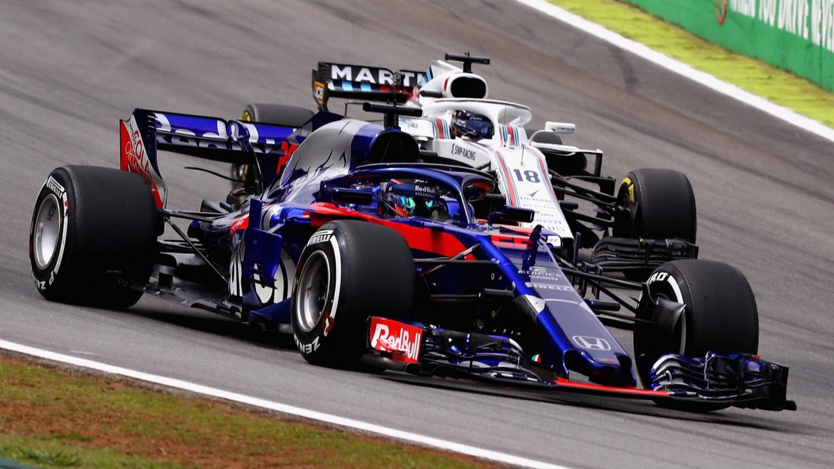 Brendon Hartley a Lance Stroll v závodě v Brazílii