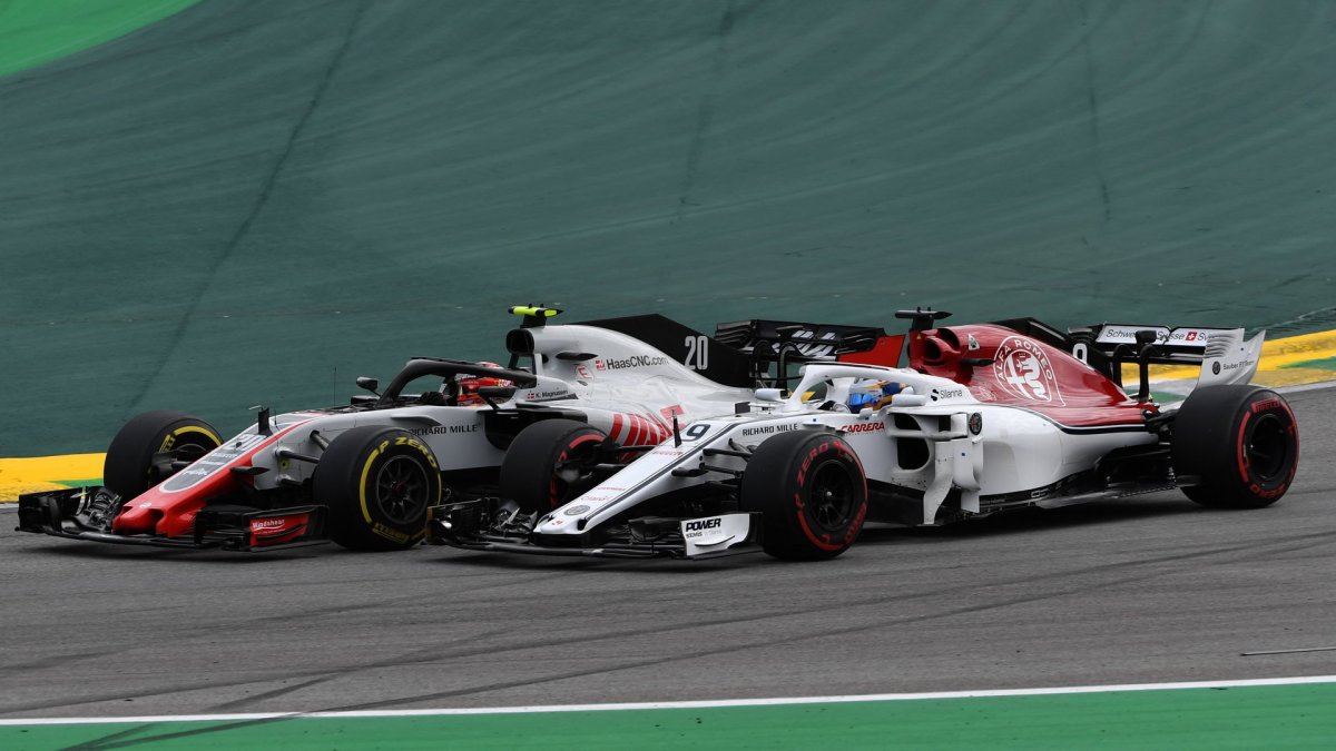 Kevin Magnussen a Marcus Ericsson v závodě v Brazílli