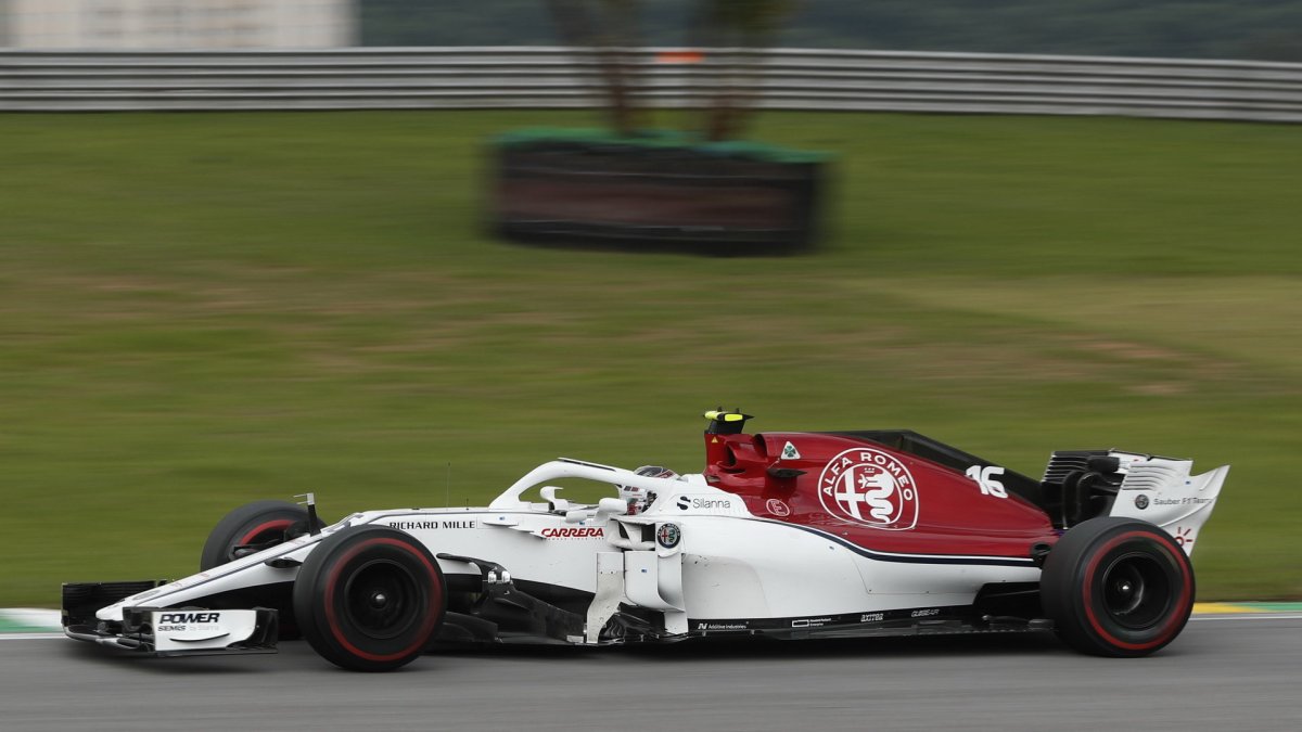 Charles Leclerc v závodě v Brazílli