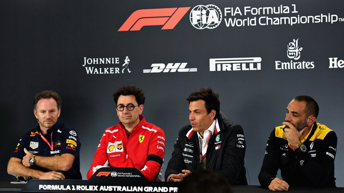 Christian Horner, Mattia Binotto, Toto Wolff a Cyril Abiteboul při páteční tiskovce v Melbourne
