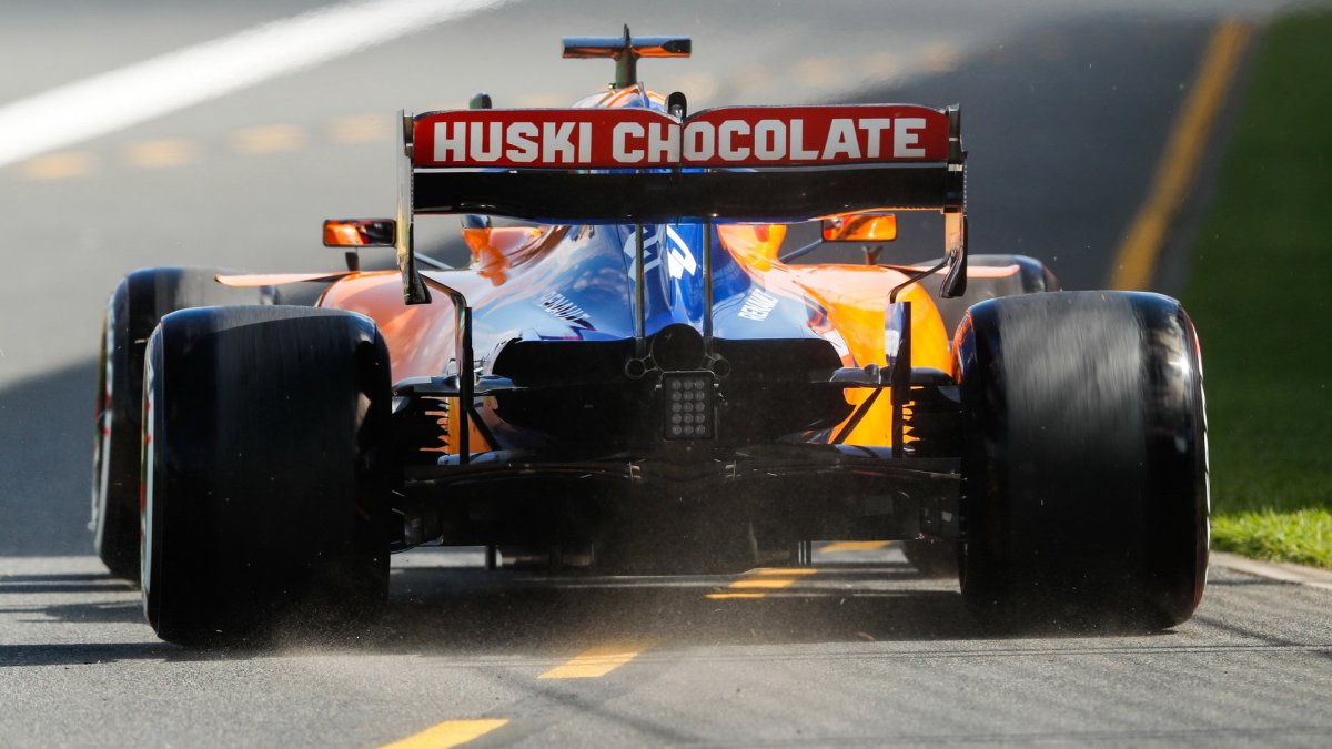 Carlos Sainz v tréninku v Melbourne