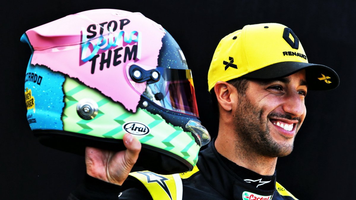 Daniel Ricciardo se svou přilbou v Melbourne
