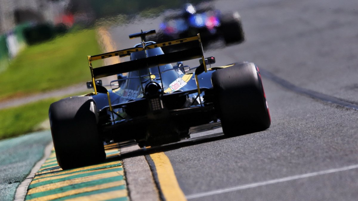 Daniel Ricciardo s použitím DRS v tréninku v Melbourne