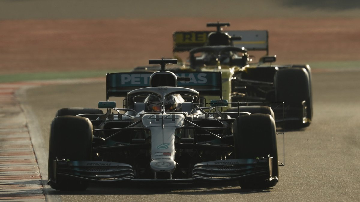 Lewis Hamilton v rámci třetího dne druhých předsezonních testů v Barceloně