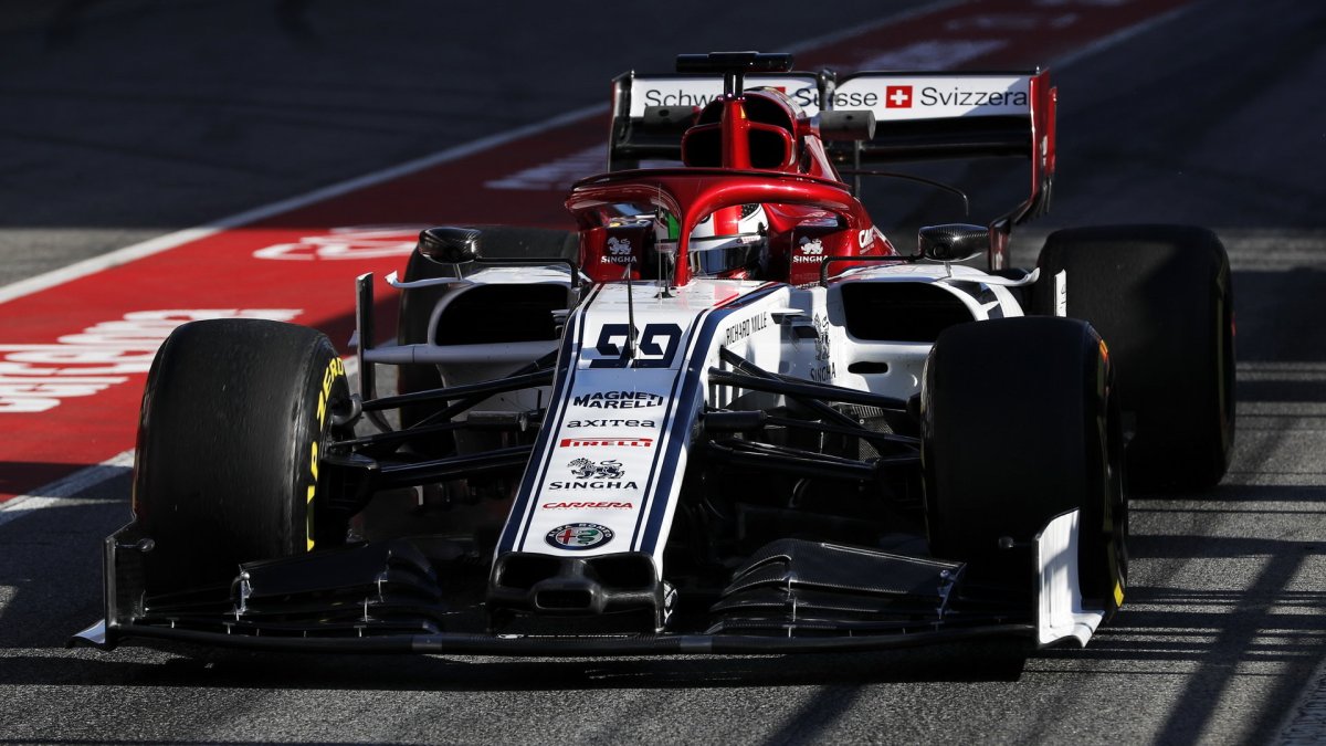 Antonio Giovinazzi v rámci druhých předsezonních testů v Barceloně