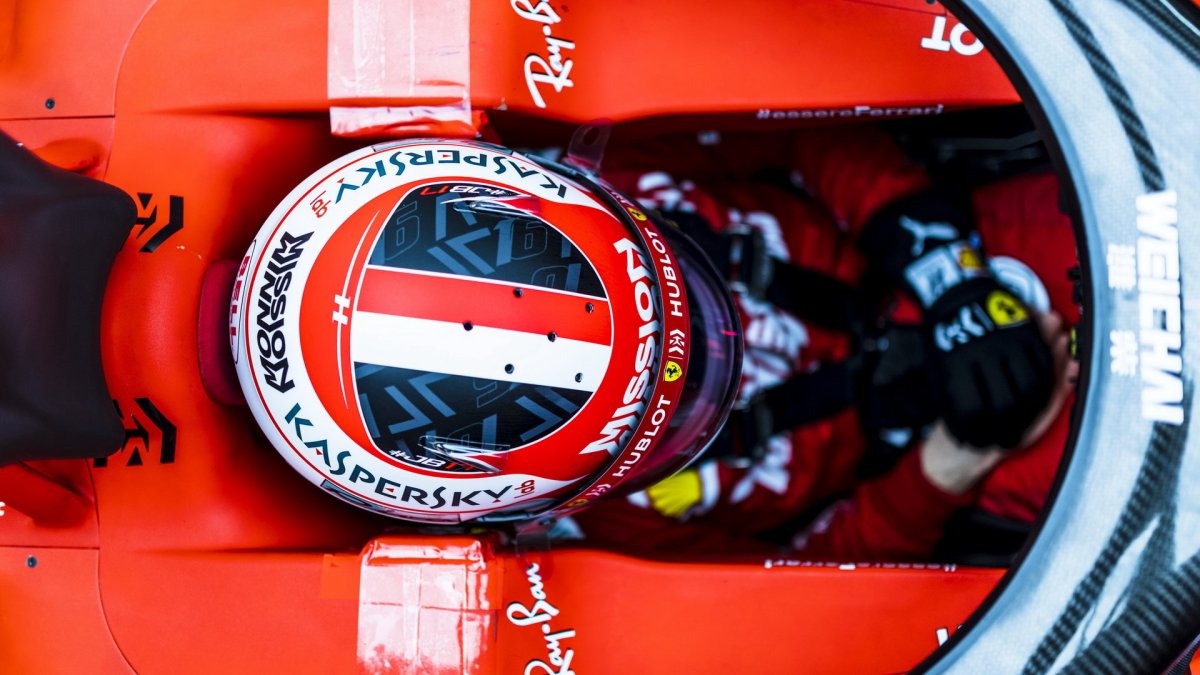 Charles Leclerc ve voze Ferrari SF90 při čtvrtém dnu testů v Barceloně