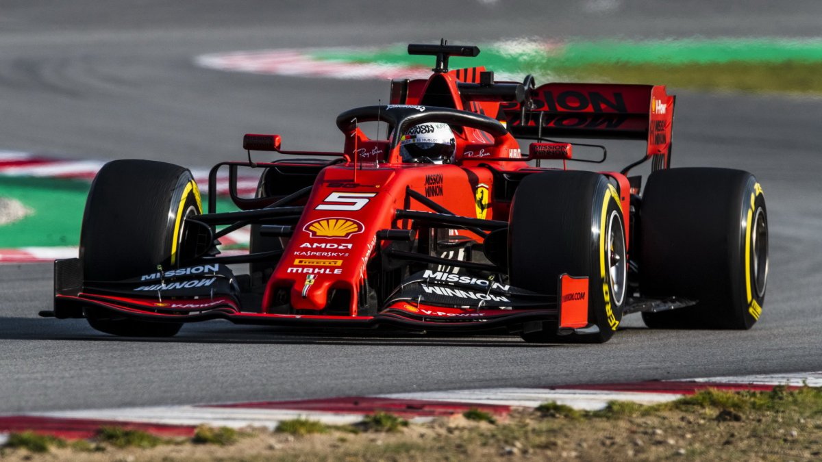 Sebastian Vettel ve voze Ferrari SF90 při třetím dnu testů v Barceloně