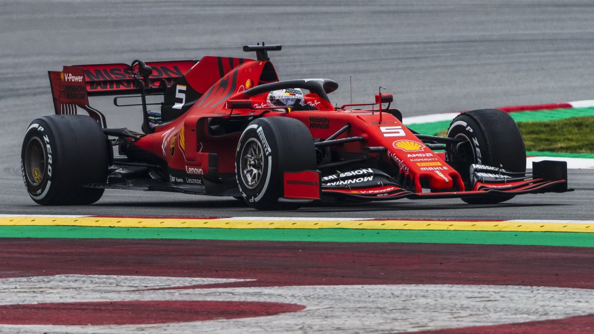 Sebastian Vettel ve voze Ferrari SF90 při třetím dnu testů v Barceloně