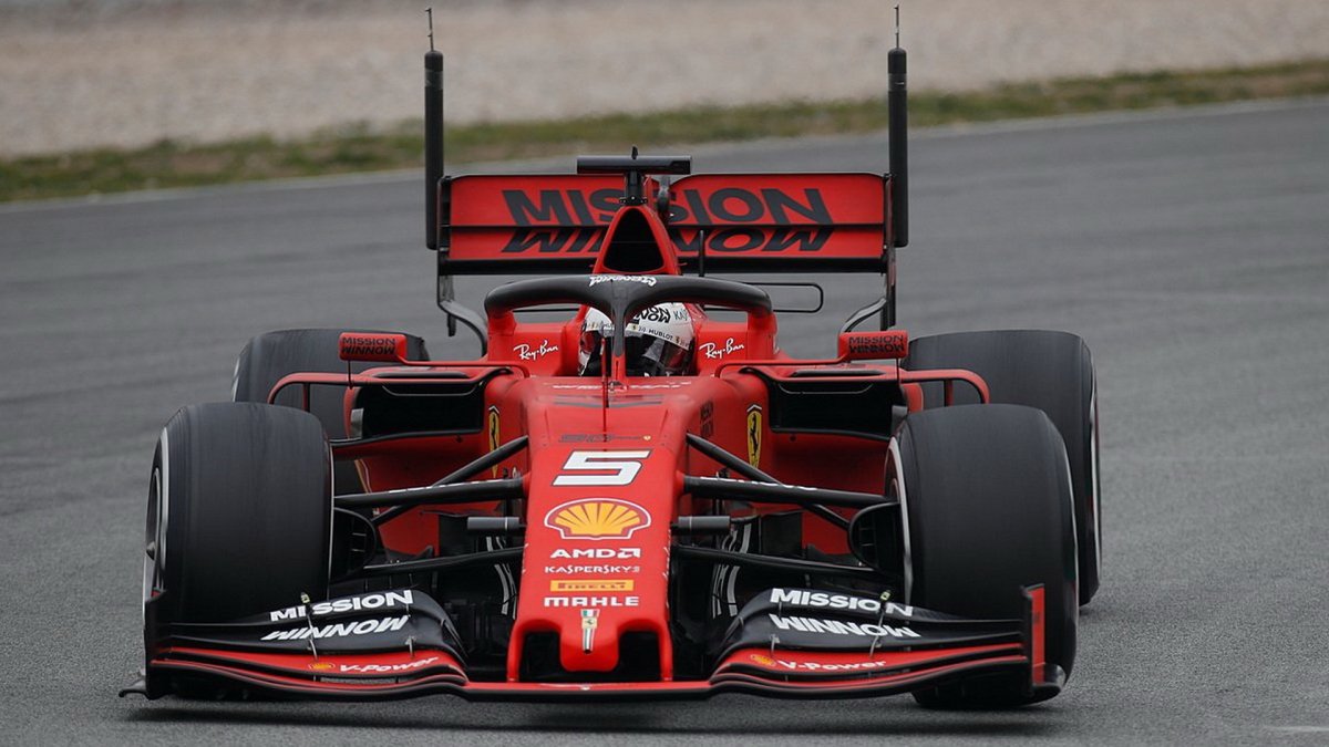 Sebastian Vettel ve voze Ferrari SF90 při třetím dnu testů v Barceloně