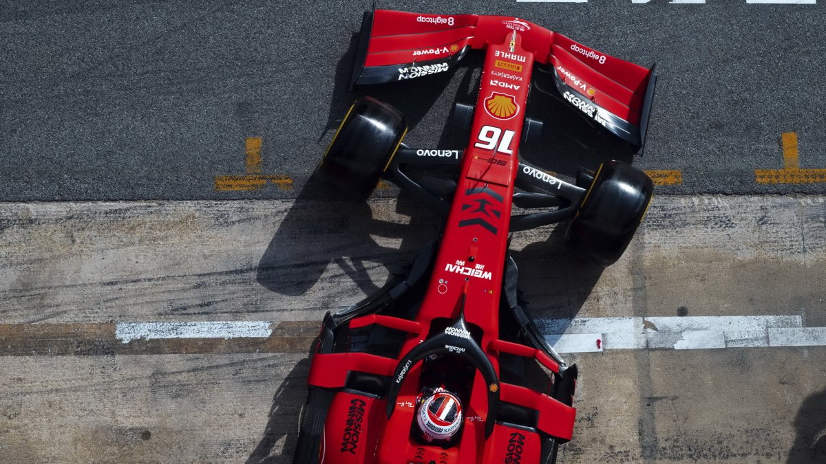 Charles Leclerc v novém voze Ferrari SF90 při druhém dni testů v Barceloně