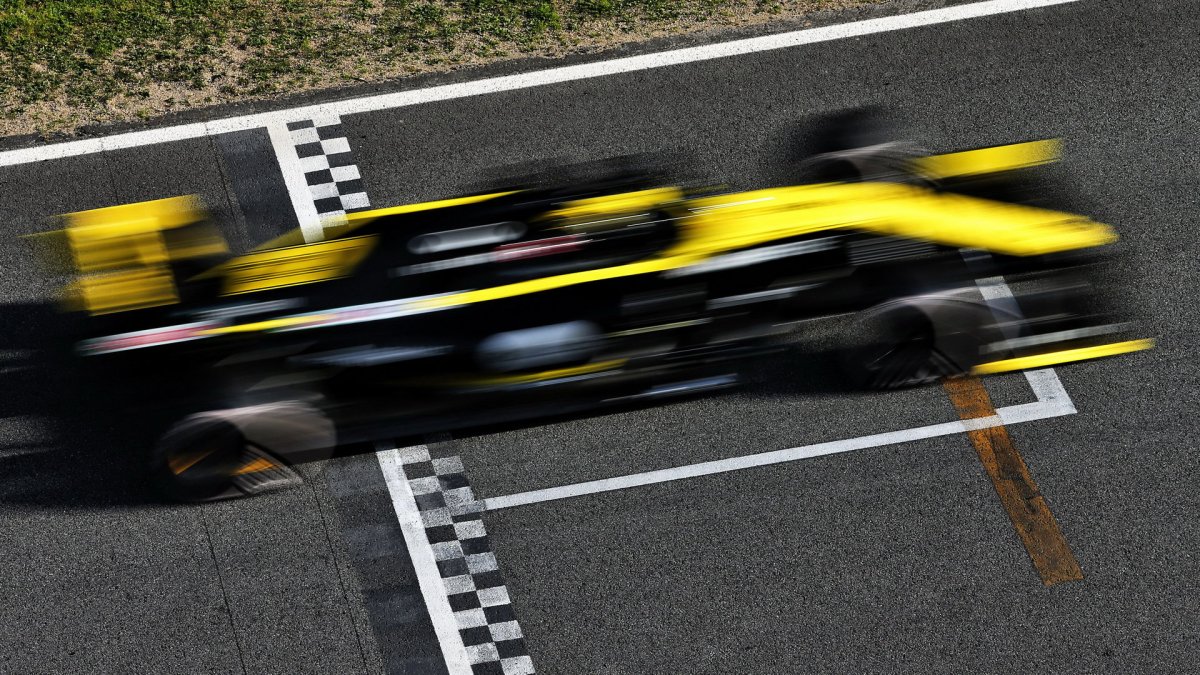 Renault RS19 při druhém dni testů v Barceloně