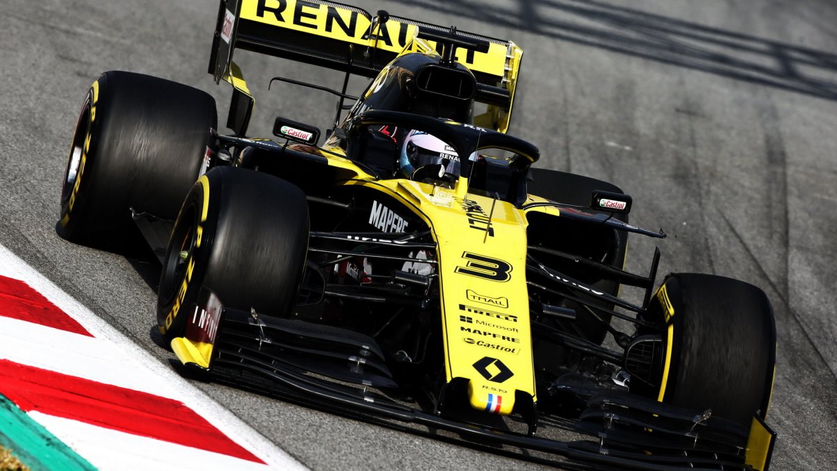 Daniel Ricciardo v novém voze Renault RS19 při druhém dni testů v Barceloně