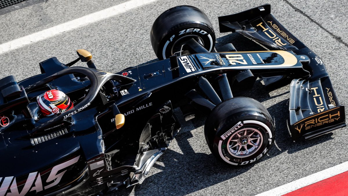 Kevin Magnussen v novém voze Haas VF-19 Ferrari při druhém dni testů v Barceloně