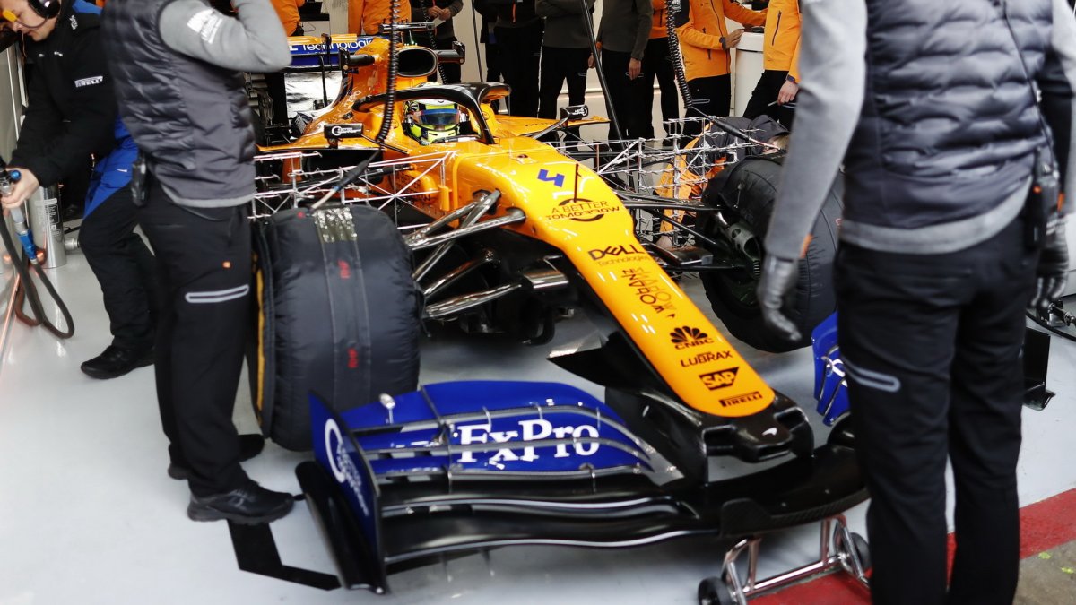 Lando Norris v novém voze McLaren MCL34 - Renault při druhém dni testů v Barceloně