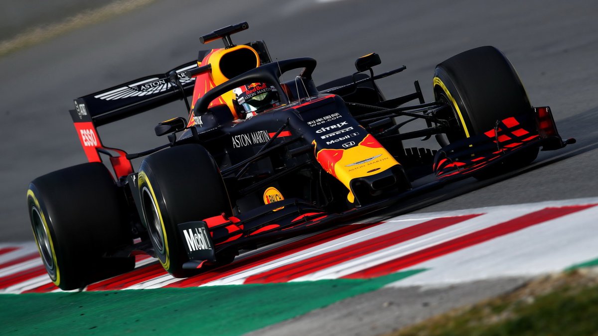 Pierre Gasly v novém voze Red Bull RB15 - Honda při druhém dni testů v Barceloně