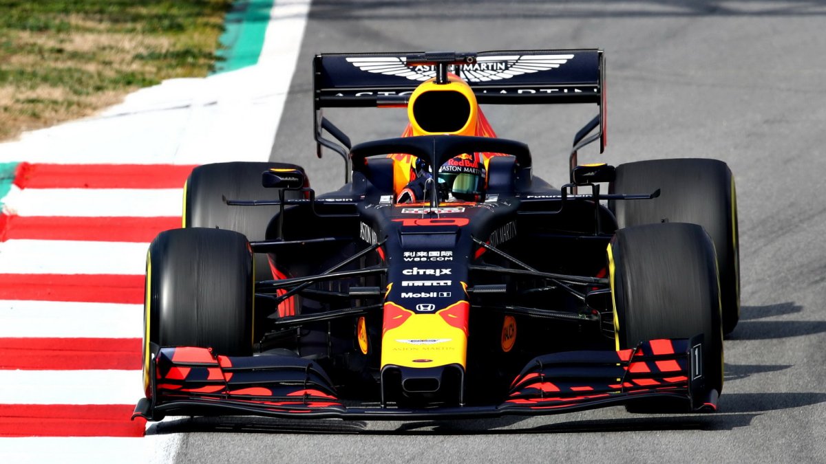 Pierre Gasly v novém voze Red Bull RB15 - Honda při druhém dni testů v Barceloně