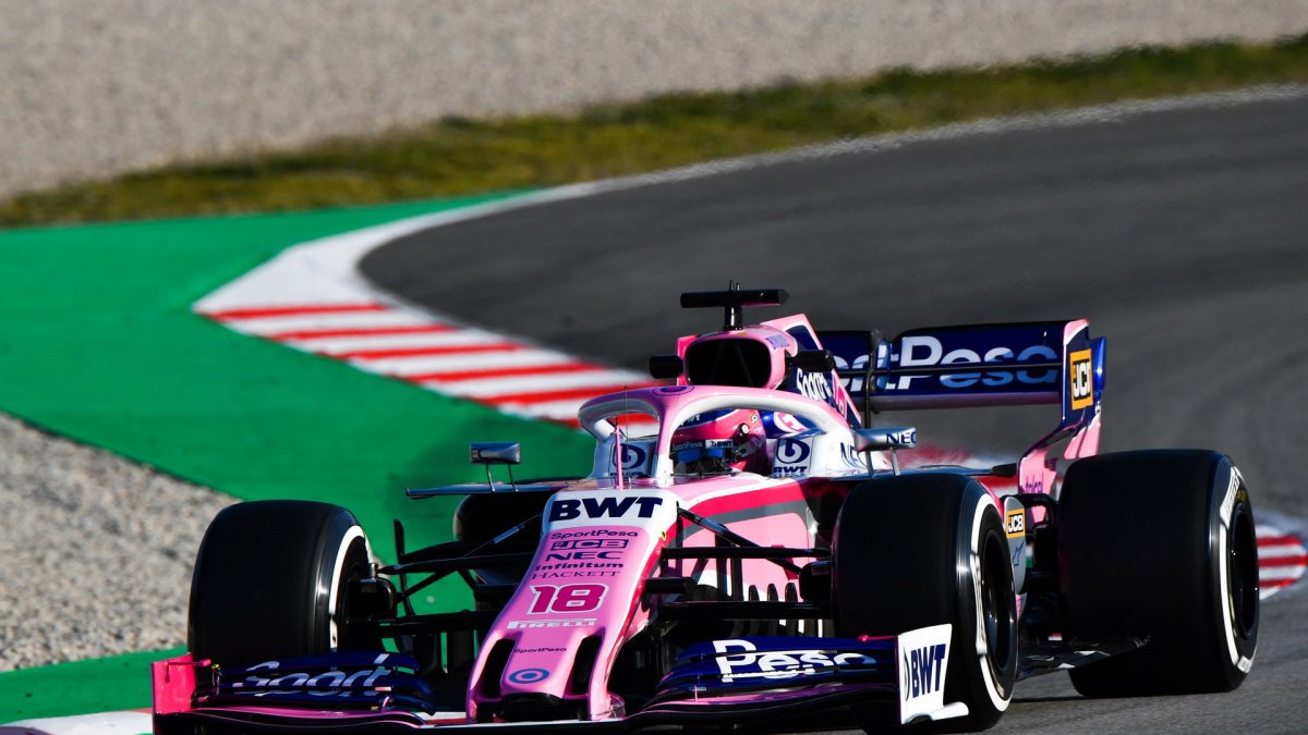 Lance Stroll v novém voze Racing Point RP19 při druhém dni testů v Barceloně